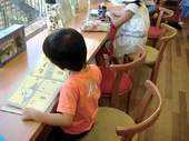 在書店中,提供了一個明亮、清新的小朋友閱讀空間。