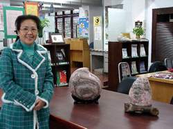 蔡淑香利用借來的玫瑰石布置圖書館，此外還要求員工要自己種植花草，以最節省的方式來做最大的運用。