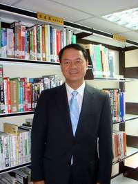 昔日睡撞球檯的莊文欽，事業有成回饋母校圖書館。