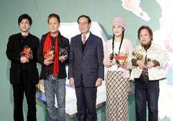 2008 台北國際書展大奬頒獎典禮後行政院長張俊雄與受奬者合影。(圖片提供/ 國際書展基金會)