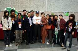 台中市市長胡志強鼓勵創作小組並與所有人員合影。