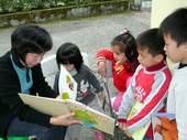 藉由說故事媽媽的導讀,讓偏遠地區小孩更能融入書本的樂趣中。