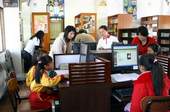 原本對電腦懷有恐懼感的志工徐美玲(左一站立者)，為了教小朋友上網查資料而投入學習，自己獲得了最大的成長滿足。