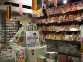 在書店中明亮的環境,降低了同志圈給人的神秘感。