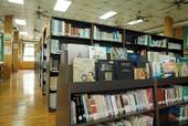 信義鄉立圖書館內的「原住民專櫃」。