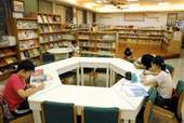 信義鄉立圖書館內是部落孩子的知識寶庫。