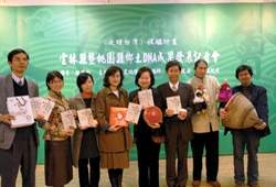 發表會上，陳郁秀(右四) 與各縣市代表共同行銷鄉土特色。