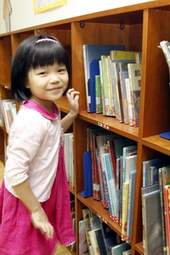 低矮的書櫃，讓四歲的兒童也能任意地選書。