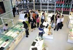 國美館附設的美術精品店，是民眾挑選伴手禮的好地方。