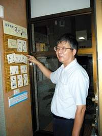 陳文添從日治時期的卡片窺見歷史往事。