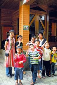 陳璐茜與草嶺國小學生。