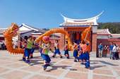 土牛客家文化館啟用,居民舞龍歡喜入厝。(石岡鄉圖書館提供)