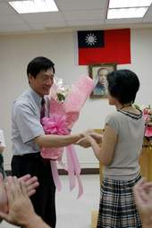 國中圖同仁獻花給楊宣勤館長。
