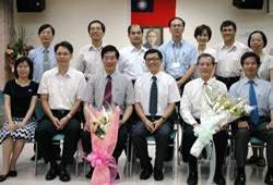新舊任國中圖館長與參加交接典禮來賓合影。