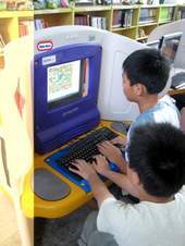 鼓勵孩童接觸電腦。