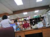 忙碌的服務台,借書人潮一個接一個。