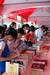 欣喜沈浸在書香交流的天地。