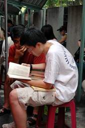 民眾帶著交換書坐在棚下閱讀。