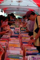 欣喜沈浸在書香交流的天地。