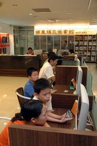 無論學校或圖書館，都利用網路技術，突破學習的限制。(編輯部)