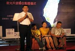 基隆市八斗國小五年級的林達偉(右三) 接受教育部輔導計畫。