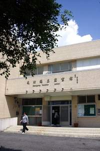 小而巧的成功圖書館。