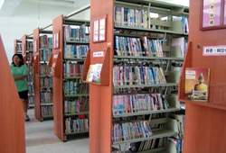 書櫃側面加設好書推薦，也是設計的巧思。