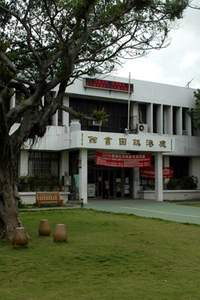 鹿港圖書館前有大綠地草坪。