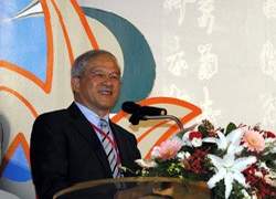 教育部長鄭瑞城以母語致詞,表示對母語復興的決心。