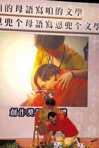 趙天福演詩樂府進行母語詩詞吟唱，演出生動。