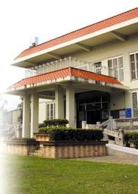 吉安鄉立圖書館建築有中式古典風，二樓陽台並規劃休閒桌椅。