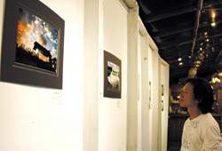 永和社大藝廊展出學員的攝影作品。