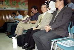 國中圖館長蘇忠(右二) 和與會貴賓。