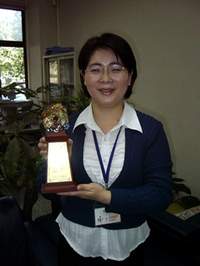 陳佳君課長驕傲地拿著獎座。