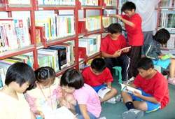 小朋友在巡迴車內津津有味地看書。