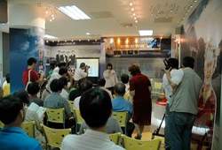 新書發表會中，作者康原分享寫作經驗。