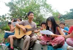 教導主任黃鴻松教學生唱客家歌謠。(蘇士雅攝)