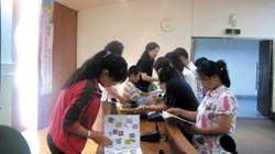 課程的休息時間，大家交換閱讀心得。