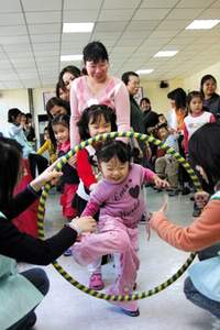 輔大的學生設計趣味活動，讓大家度過一個愉快的假日。