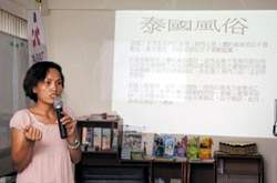 南洋姊妹會的成員成為永和社區大學東南亞文化課程的講師，事前需要不斷的蒐集資料與討論，也重新更了解自己的國家。