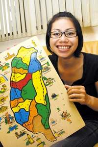 南洋姊妹會執行長邱雅青獲得「國家青年公共參與奬」卓越貢獻奬，表揚她為新移民女性投入的心力與台灣人權的貢獻，辦公室裡放著她兒子的台灣拼圖。