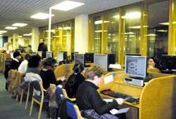 圖書館裡的電腦區總是座無虛席，因為民眾可以免費上網。