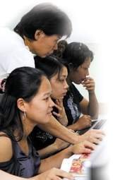 除了中文學習，也練習電腦的操作。