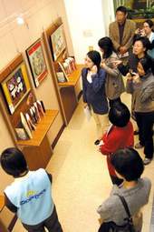 評鑑委員參觀圖書館與社區合作成果。