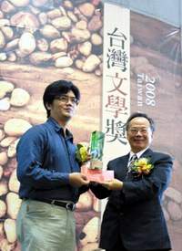 胡長松拿下台灣文學奬金典奬，由館長鄭邦鎮頒奬。