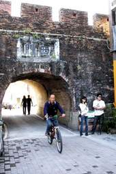 「西門」入景,讓人重新思考文化資產保存的重要性。