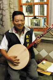 導覽志工張順興在意古月琴的傳承。