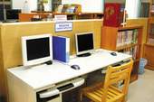 國中圖館長蘇忠贈與圖書館五部電腦。