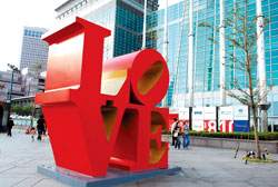 〈台北之愛 台灣之愛 LOVE〉羅伯特‧印第安那Robert Indiana台北101金融大樓。在全球商務人士穿梭往來的金融大樓前,用舉世共通的語彙「愛」,破除東西文化、種族、本土與國際的藩籬,彷彿發聲祈祝舉世和平、共榮。