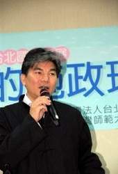 台北縣副縣長李鴻源認為每個地方首長都應正視閱讀教育的問題。